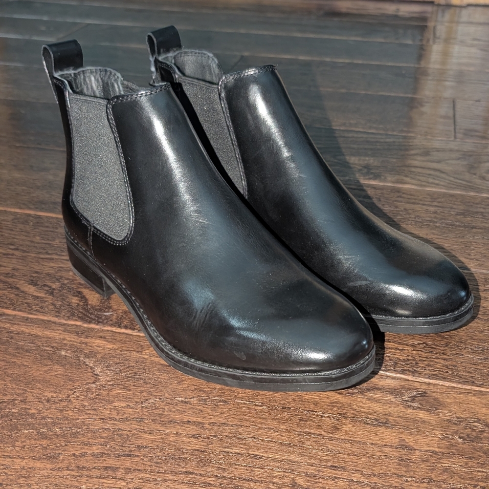 NWOB Clarks Ria Chelsea Leather Bootie in Black